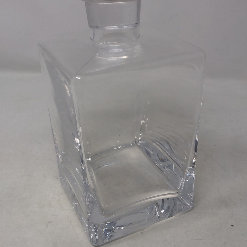 Glass Squared Body and Rounded Topper Decanter - Picture 4 of 6